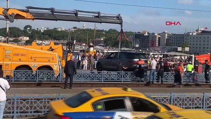 Galata Köprüsü'nde raylarda sıkışan cip kaldırıldı