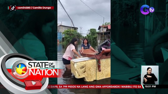 Improvised balsa, ginawa ng isang pamilya para maitawid sa baha ang anak na papasok sa trabaho | SONA