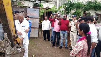 दो घंटे तक ड्रामा, अतिक्रमणकर्ता ने अधिकारियों से की गाली गलौच