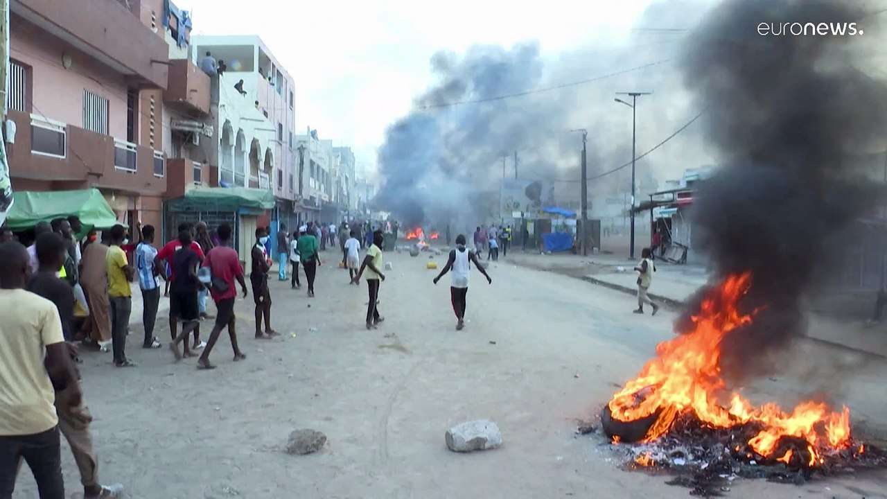 Οδομαχίες στην Σενεγάλη μετά την διάλυση δημοφιλούς στη νεολαία κόμματος