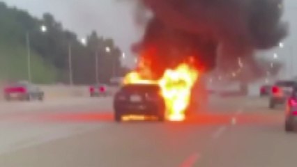 서울외곽순환도로 달리던 차량 불...일부 차로 통제 / YTN