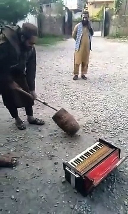 Talibã destrói instrumentos musicais na província de Herat