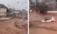 Des voitures emportées par des inondations en Chine