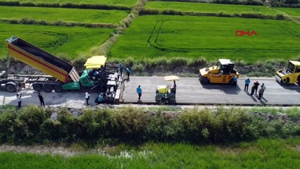 Des routes en béton sont en cours de construction pour les villages d'Üyüklütatar et de Karakasim à Edirne