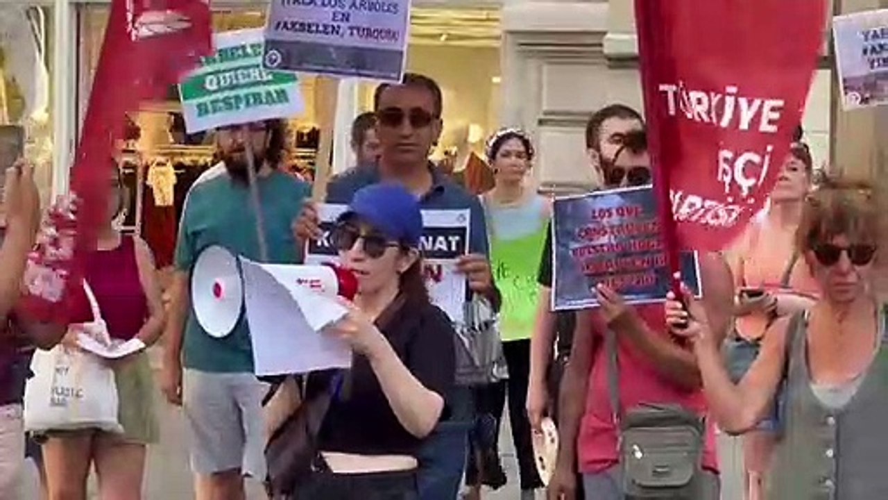 Manifestantes turcos mandan un mensaje a Laporta contra Limak / VÍCTOR