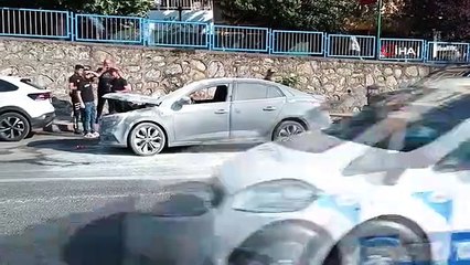 La voiture a brûlé en roulant, les citoyens qui se sont précipités pour aider à éteindre le feu.