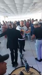 Sérgio Cabral aparece sambando em evento de escola de samba