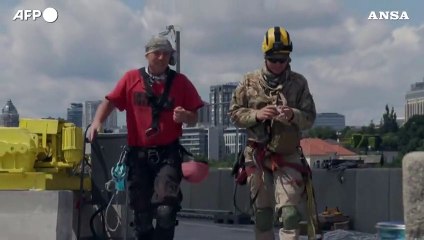 Kiev, iniziati i lavori di rimozione dell'emblema sovietico dal Monumento alla Patria