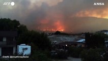 Incendi in Canada, fiamme e fumo avvolgono le colline nella Columbia Britannica