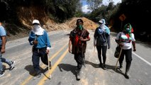 Cientos de indígenas bloquean la vía Panamericana en el suroeste de Colombia reclamando tierras -