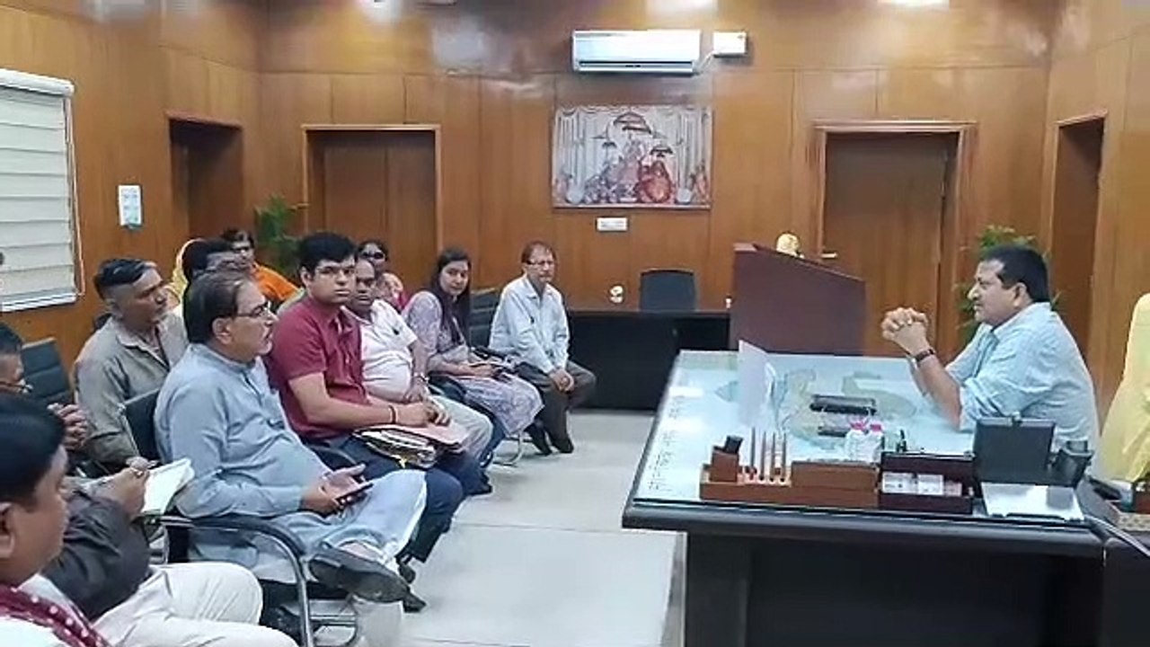 हैरिटेज नगर निगम : गुलाब का फूल देकर डस्टबिन रख...