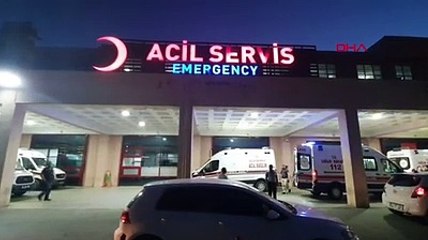 下载视频: Şehir magandaları iş başında! Ambulansın önünü kesip saldırdılar