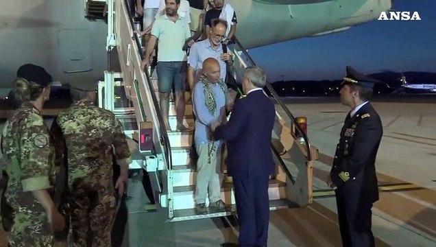 A Ciampino i primi italiani rientrati dal Niger, accolti dal ministro Tajani