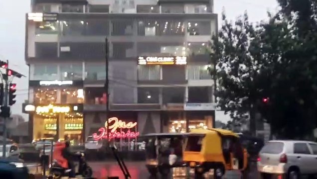 #आत्महत्या: युवती ने 13वीं मंजिल से लगाई छलांग, मौके पर ही मौत- देखें वीडियो