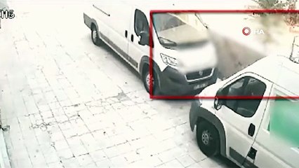 Park halindeki otomobilden hırsızlık kamerada