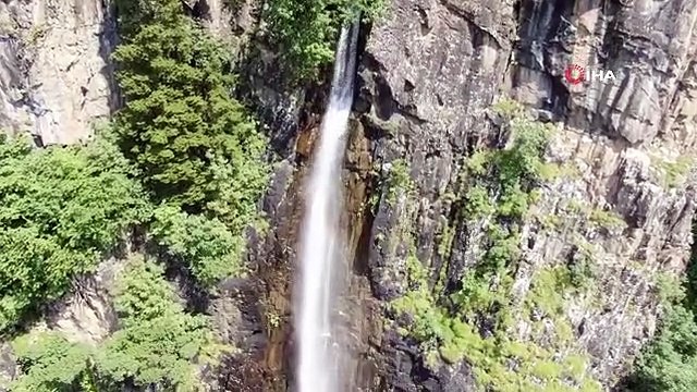 Bin 221 rakımdaki Aytaş Asmasu Şelalesi turistlerin gözdesi oldu