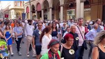 Strage di Bologna, un applauso accompagna il corteo dei familiari delle vittime