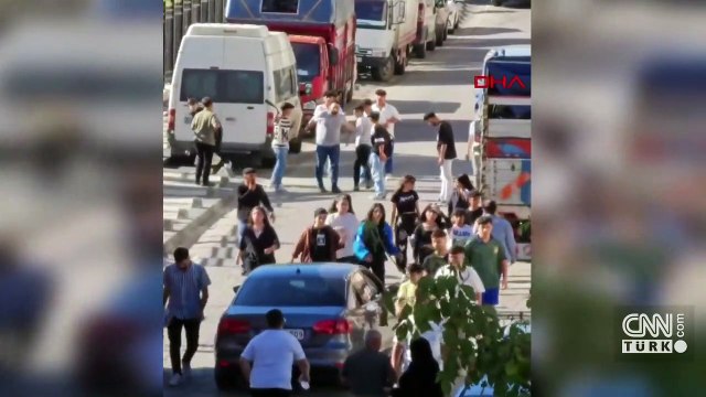 Sultangazi'de ortalık savaş alanına döndü! İki grup birbirine girdi