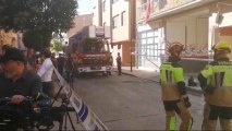 Bomberos y técnicos trabajan valoran los daños en el edificio de la calle Goya de Valladolid