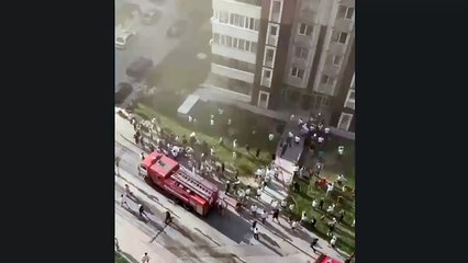 Çocuğunu alevler içinde kalan evin penceresinden attı