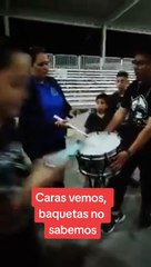 ¡Sorprendente! Mujer recuerda su etapa escolar y sorprende al dominar las baquetas