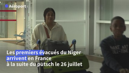 Sereins mais fatigués, les premiers évacués du Niger arrivent à Paris