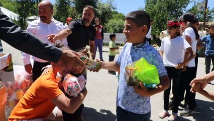 Hayır Kapısı Derneği, Hakkari'deki Çocuklara Oyuncak Dağıttı