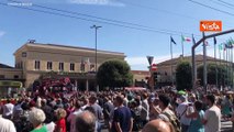 Anniversario strage di Bologna, il minuto di silenzio davanti alla stazione per ricordare le vittime