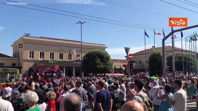 Anniversario strage di Bologna, il minuto di silenzio davanti alla stazione per ricordare le vittime