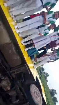 अनियंत्रित स्कूली बस पलटी बाल-बाल बचे बच्चे, देखे वीडियो