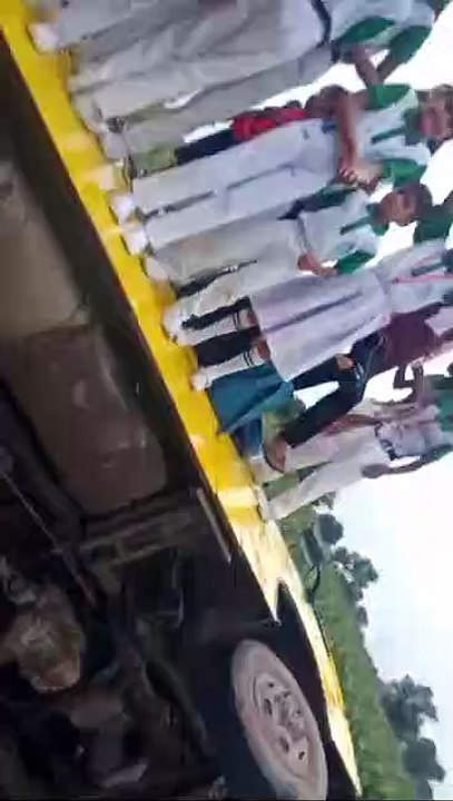अनियंत्रित स्कूली बस पलटी बाल-बाल बचे बच्चे, देखे वीडियो