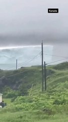 Sabah uyandıklarında şoka uğradılar! Buz dağı evlerinin önüne kadar geldi