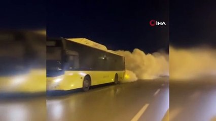 İETT otobüsünü gören hayrete düştü: Dumanlar eşliğinde yoluna devam etti