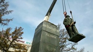 Soviet symbol removed from statue in Ukraine