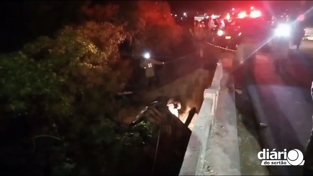 Aposentado morre em Cajazeiras após perder controle de carro, atropelar mulher e cair em ribanceira