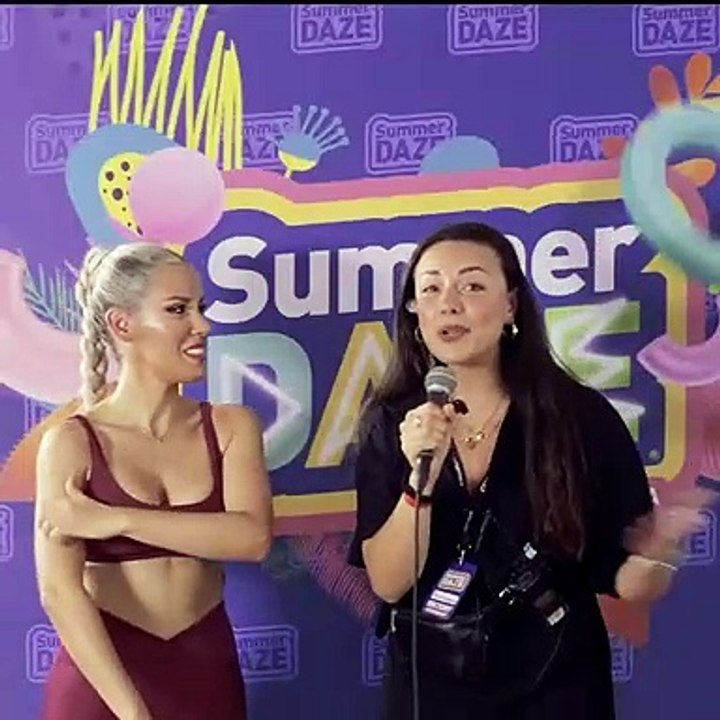 La chanteuse italienne de pop rap Baby K, annule sa tournée d'été après avoir été conduite à l'hôpital, bousculée par une fan qui exigeait un selfie : "C'est de la folie ! Le plus important pour les gens c'est de faire une photo !"