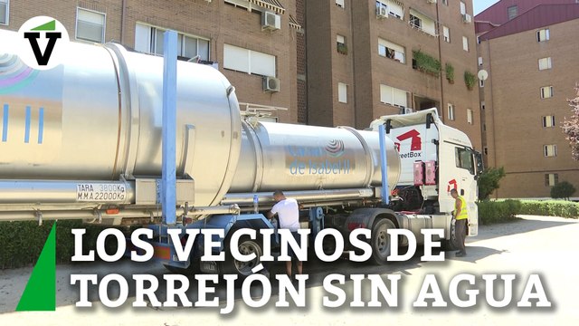 En pleno agosto y sin agua: los vecinos de Torrejón llenan garrafas de un camión cisterna por una avería
