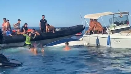 Una barca con 11 inmigrantes choca con una patrulla de la Guardia Civil