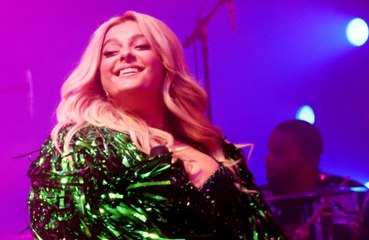 Bebe Rexha "mira" con orgullo su premio al single número 1 de la lista Official 'UK Charts'