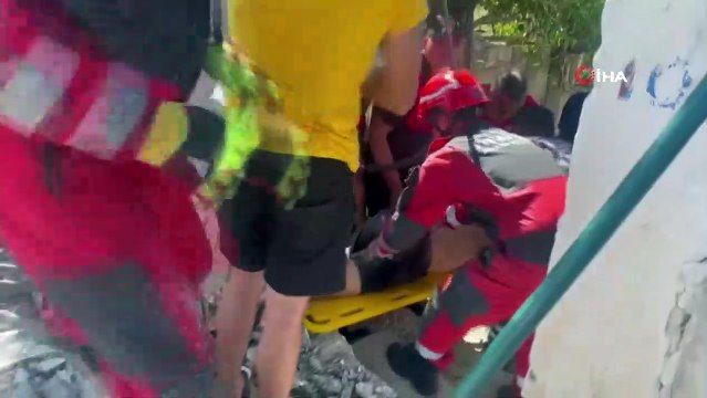 Muğla'da araç ile direk arasında kalan yayanın bacağı koptu