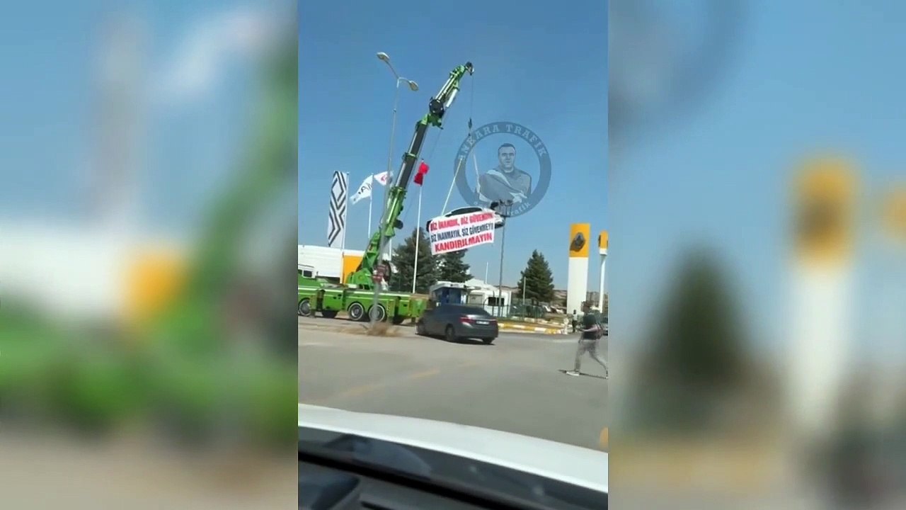 La femme qui était en colère contre le constructeur automobile a accroché son véhicule devant le concessionnaire avec une grue.