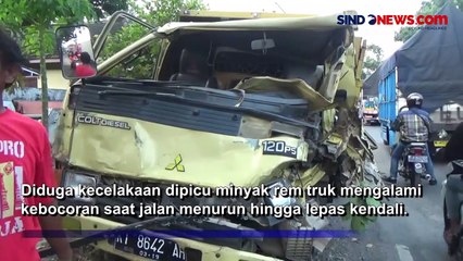 Hilang Kendali, Truk Muatan Pasir Tabrak 6 Mobil di Jember