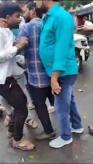 Descargar video: पुलिस कंट्रोल रूम के सामने ही मारपीट