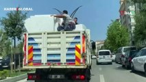 Trafikte akılalmaz anlar! Kamyonet kasasında tehlikeli yolculuk