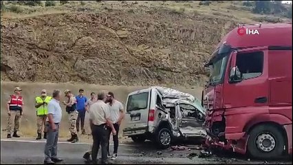 Un véhicule utilitaire léger est entré en collision avec un camion à Gümüşhane： 1 mort, 1 blessé