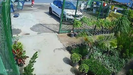 Homens roubam carro à luz do dia na Estrada do Coco
