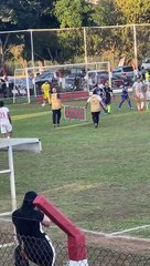 Un footballeur simule une blessure et tombe à plusieurs reprises de sa civière