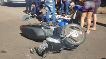 Acidente entre carro com placas do Paraguai e moto, deixa mulher com fratura no fêmur