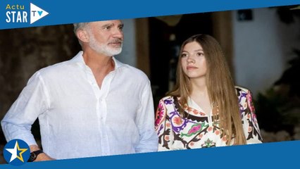 Letizia d’Espagne : elle joue la carte rose pour une séance photo emblématique avec son mari et ses