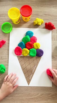 Glace en pate a modeler ! On prepare le cone et les boules sur une feuille blanche et l’enfant n’a plus qu’a mettre de la pate à modeler en guise dans les boules aux couleurs correspondantes !